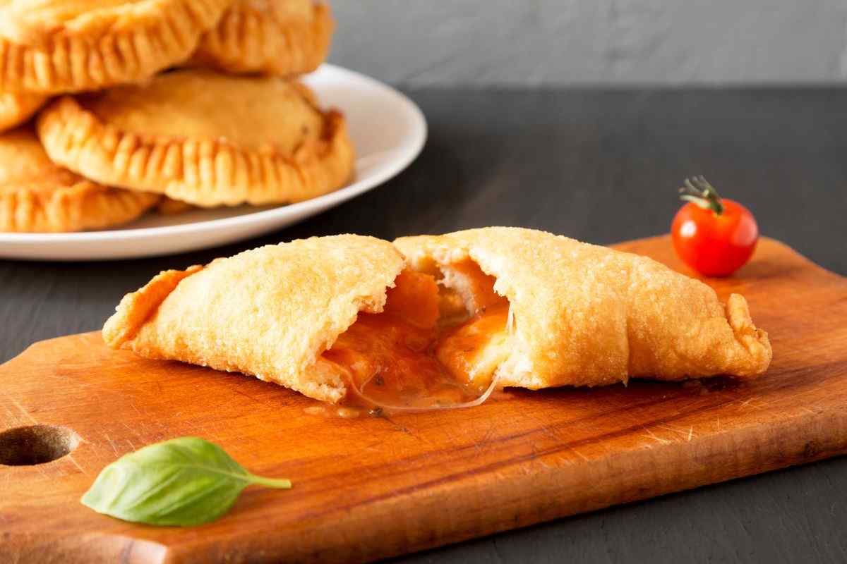 panzerotti ripieni di mozzarella e pomodoro