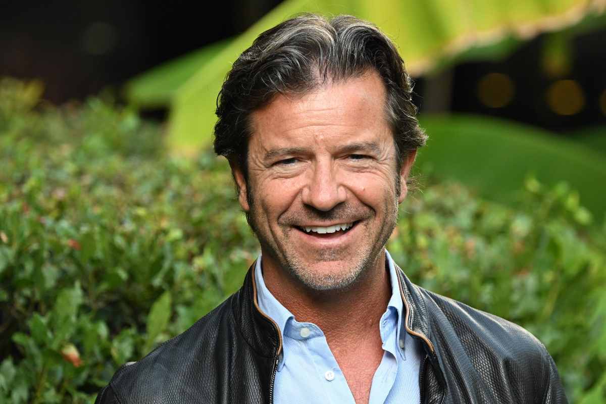 paolo conticini sorridente con natura sullo sfondo