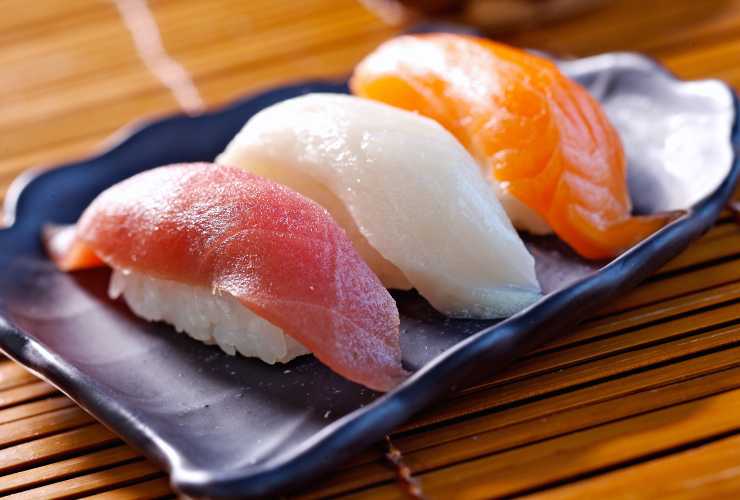 piatto nero con tre nigiri