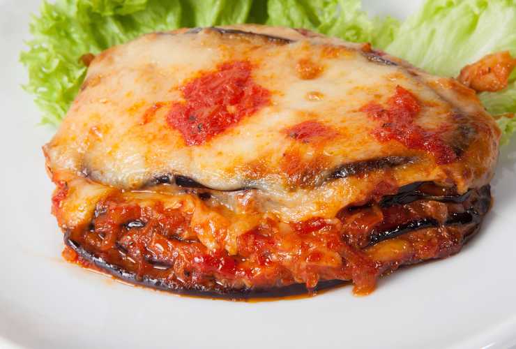 pezzo di parmigiana nel piatto