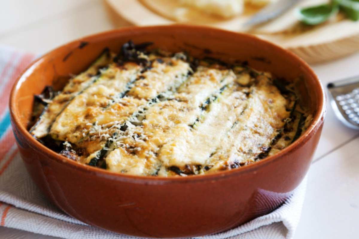 parmigiana di zucchine dentro ad una teglia