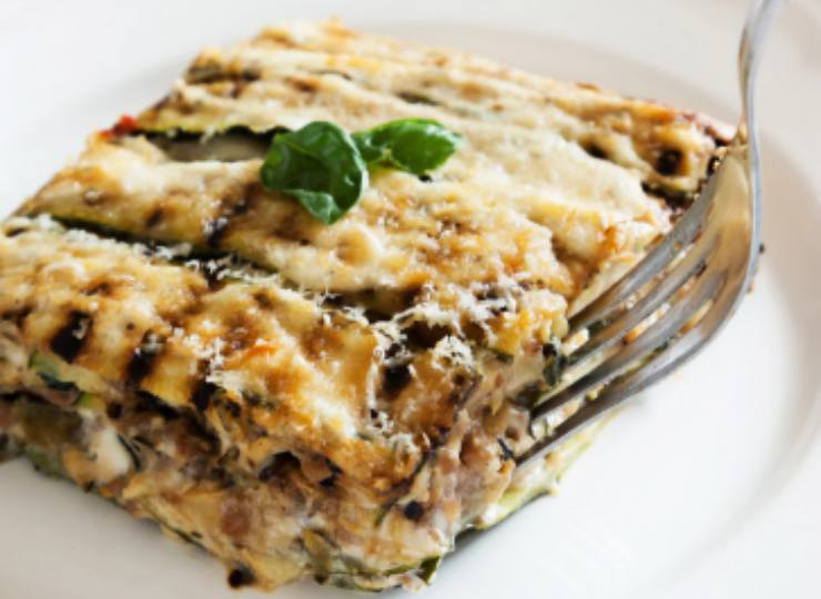 fetta di parmigiana di zucchine dentro ad un piatto