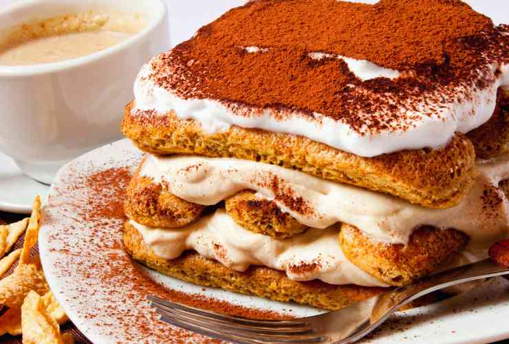 pezzo di tiramisù nel piattino