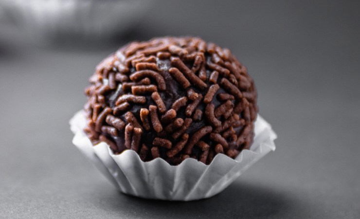 Brigadeiro brasiliano al cioccolato in un pirottino