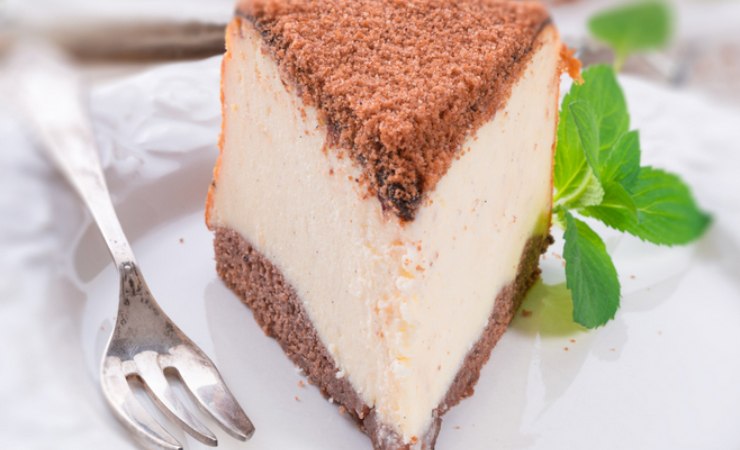 Fetta di torta ripiena con cacao in polvere