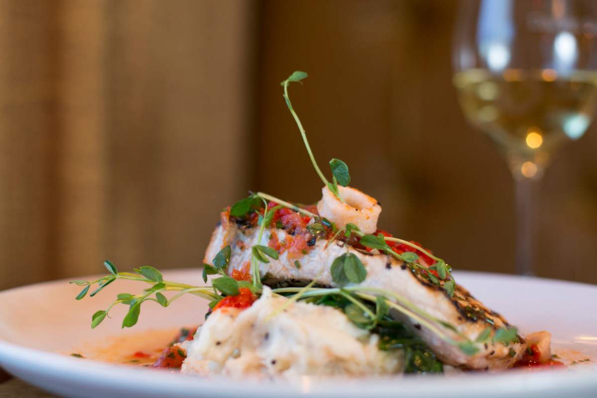Pesce spada in un piattino con verdurine