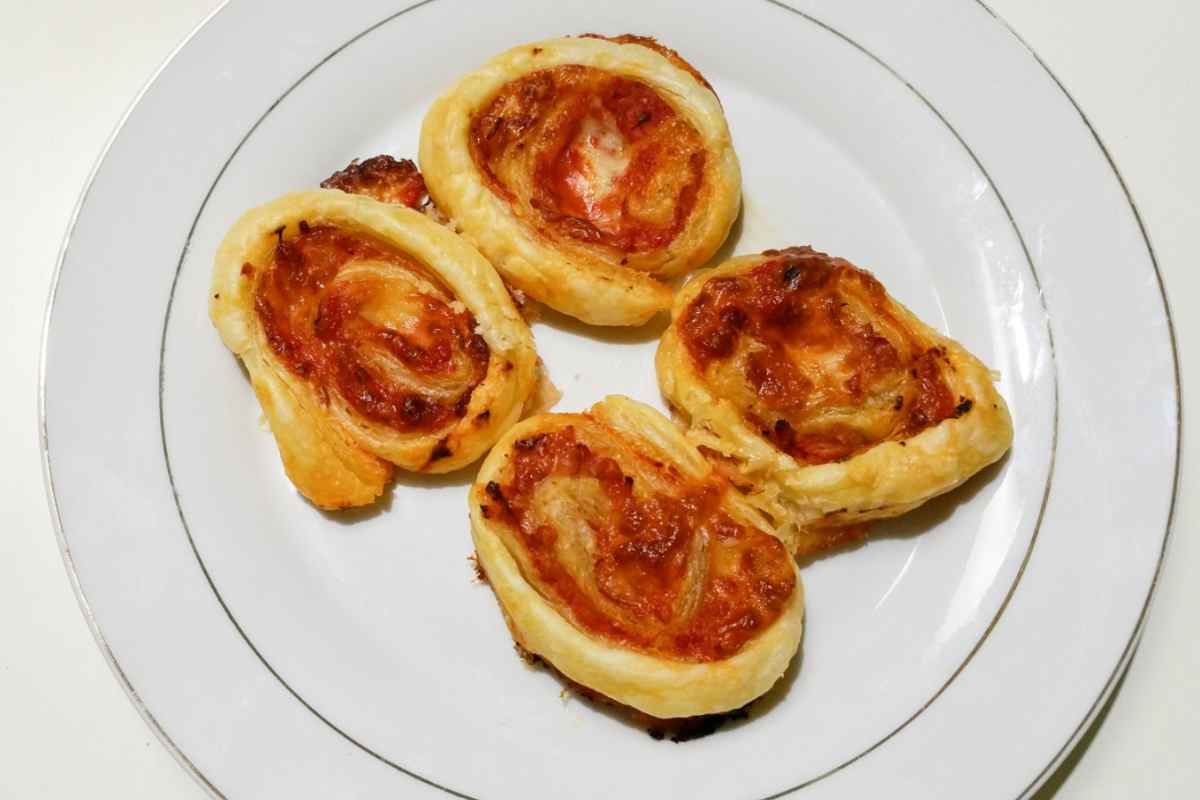 Quattro pizzette rosse in un piatto