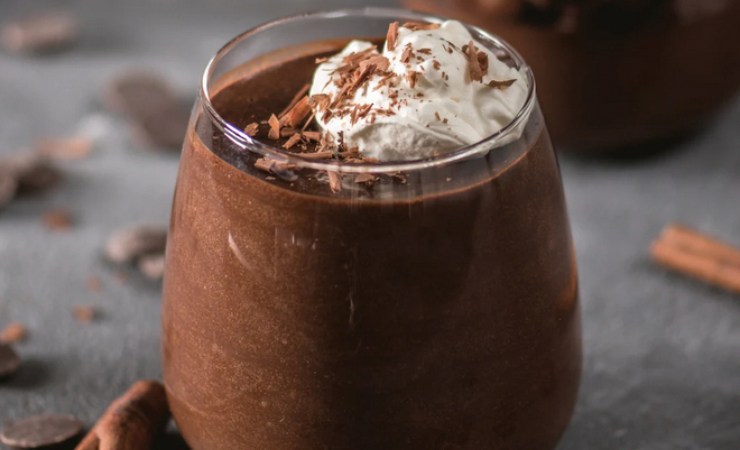 Bicchiere con torta al cioccolato e panna