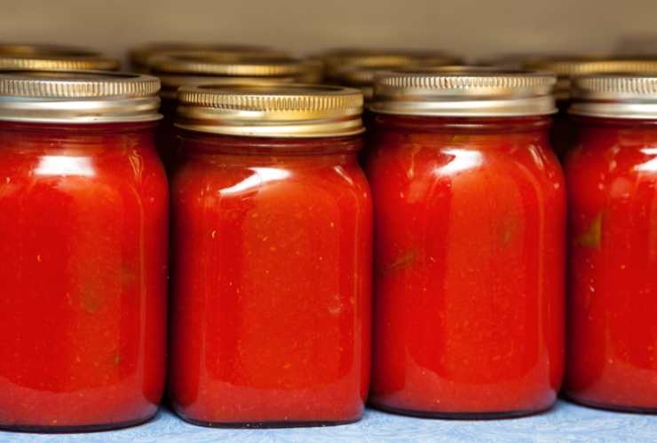 barattoli di passata di pomodoro