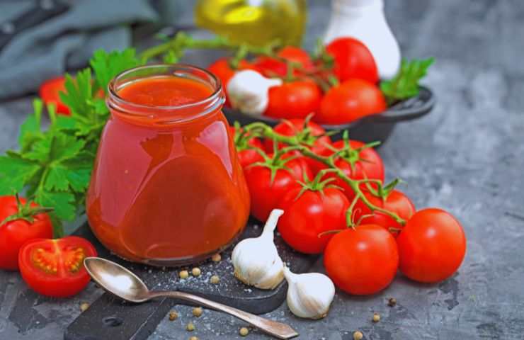 passata di pomodoro, pomodorini e aglio