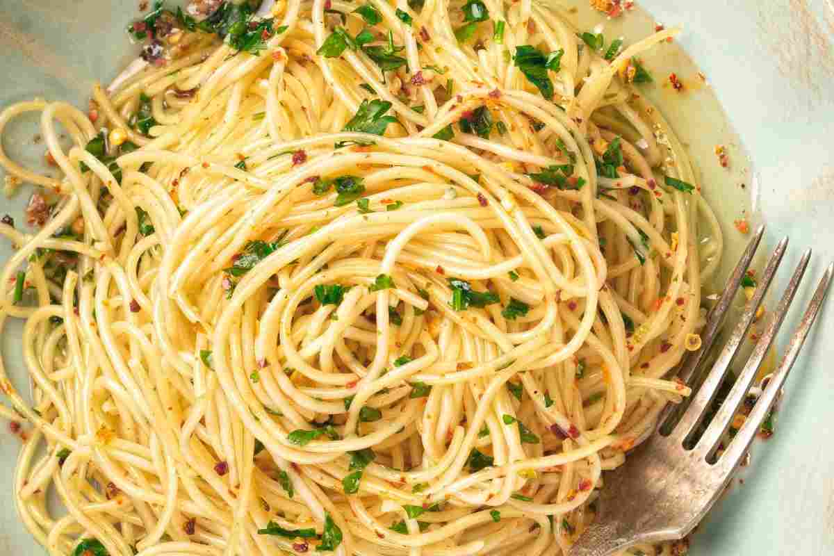 spaghetti conditi con aglio, peperoncino e prezzemolo