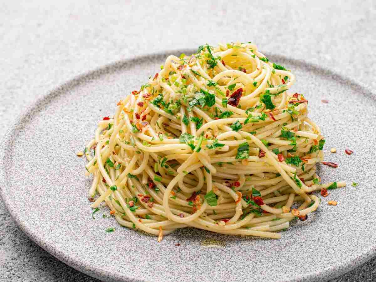spaghetti con prezzemolo, aglio e peperoncino