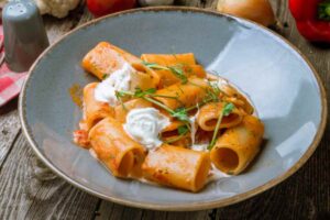 pasta con sugo e formaggio spalmabile