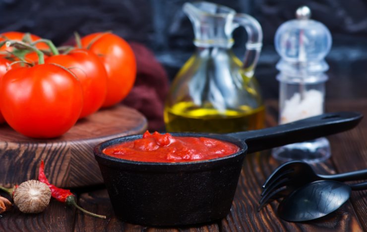 sugo di pomodoro dentro ad un pentolino