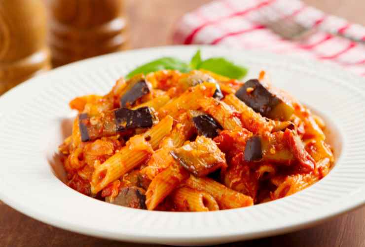 piatto di penne alla norma