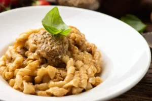 pasta con pesto di mandorle in piatto bianco