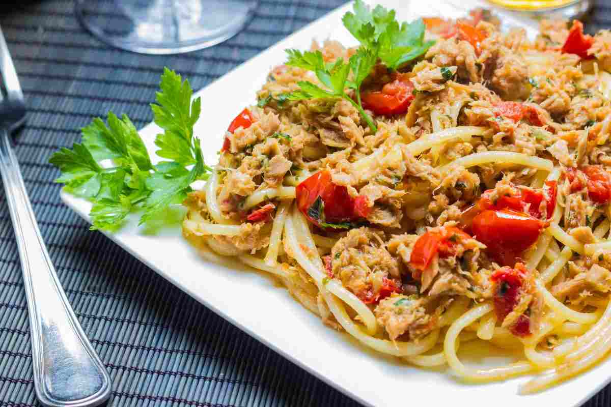 spaghetti con tonno, pomodorini e prezzemolo