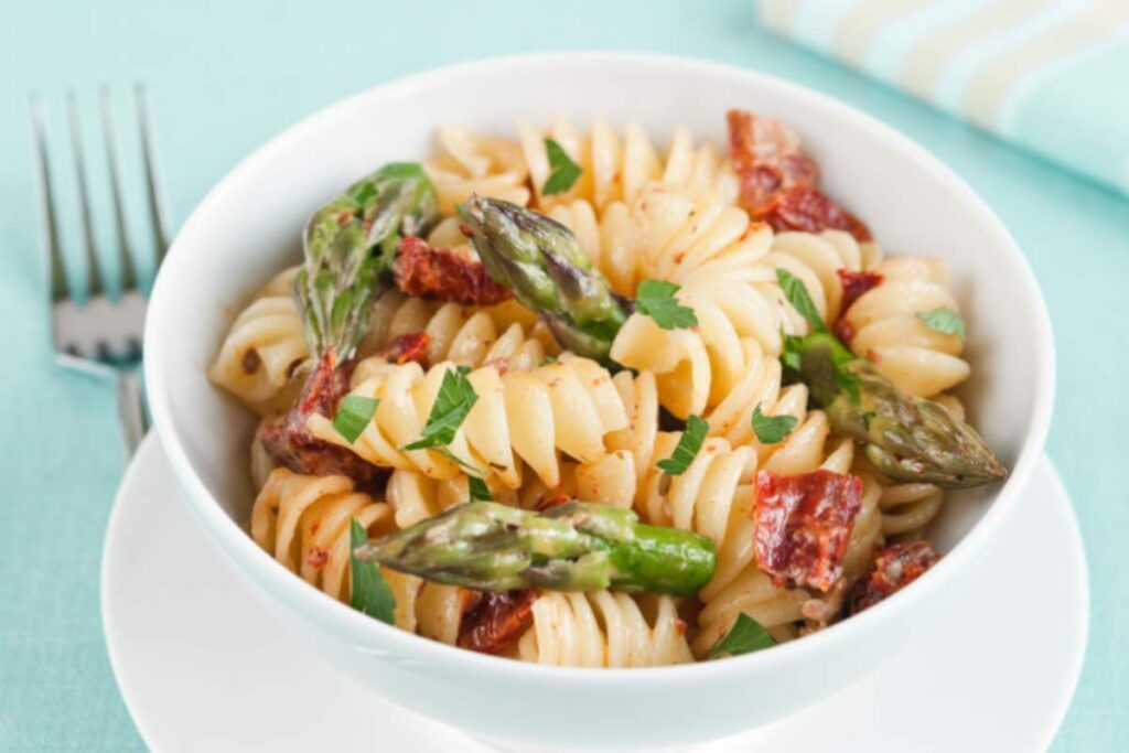 piatto di pasta con asparagi e pancetta