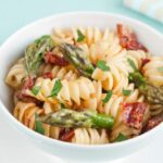 piatto di pasta con asparagi e pancetta