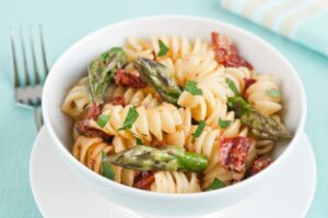 piatto di pasta con asparagi e pancetta
