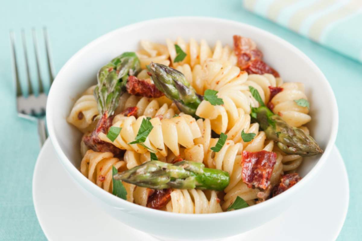 piatto di pasta con asparagi e pancetta