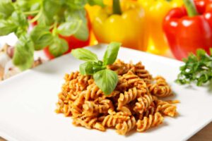 fusilli con pesto di peperoni cremoso e foglie di basilico
