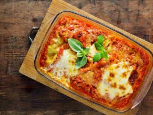 teglia di pasta al forno su un tagliere