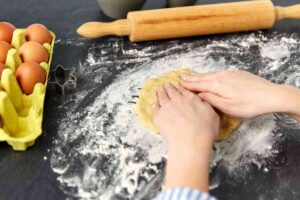 Persona che crea pasta frolla con le mani