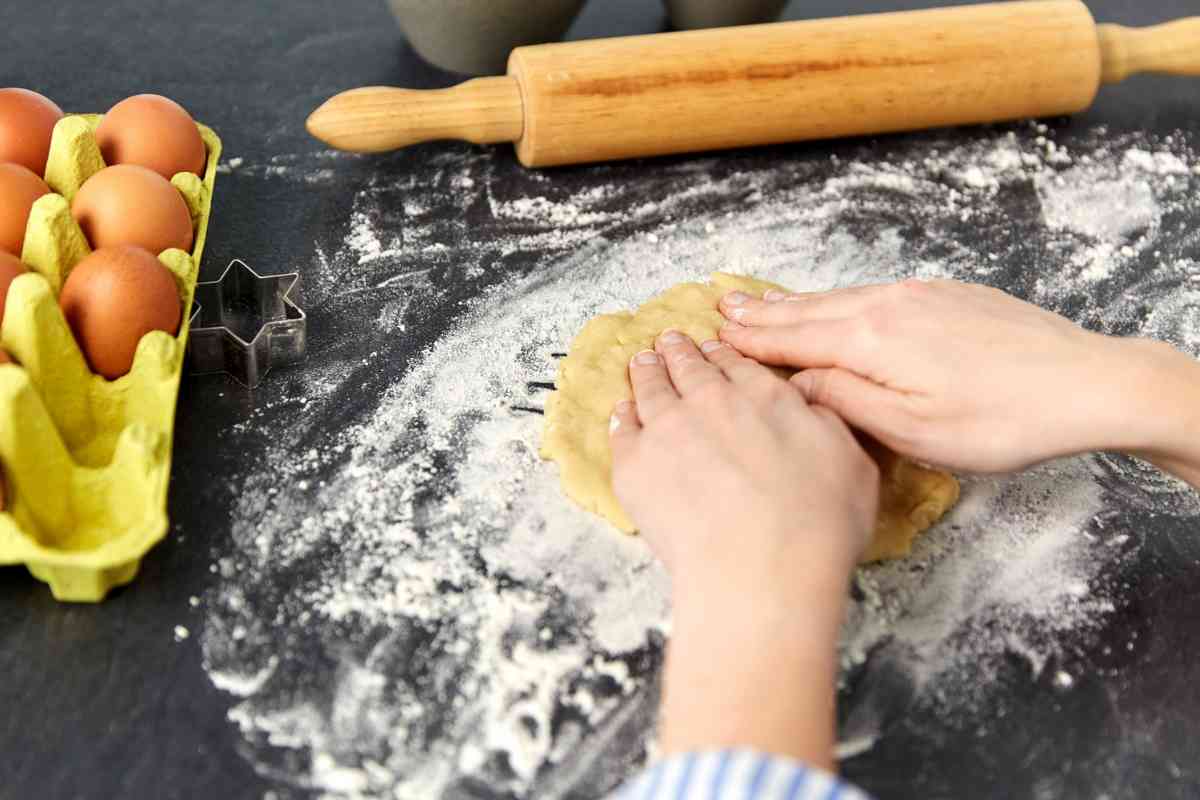 Persona che crea pasta frolla con le mani