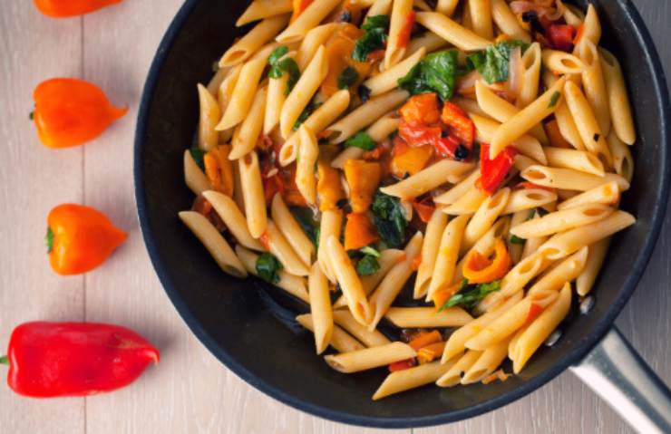 pasta con i peperoni in padella