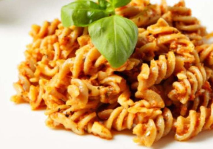 fusilli con pesto di peperoni e foglie di basilico