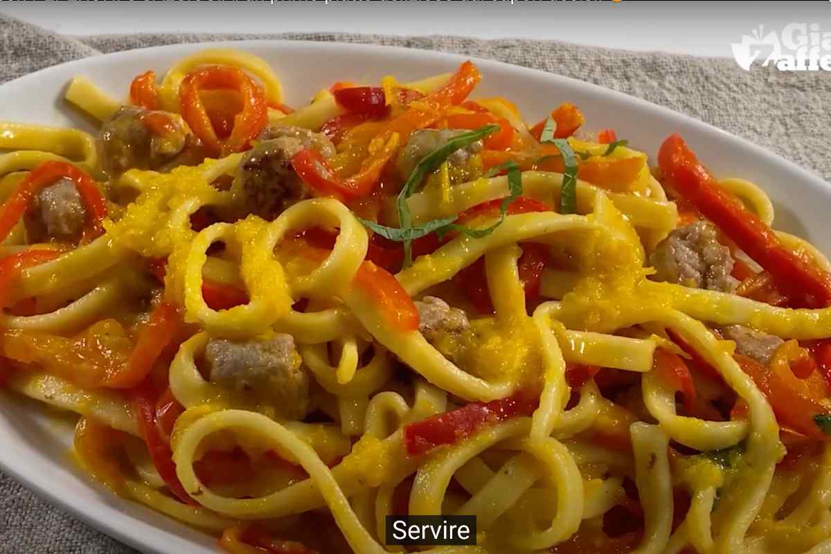 scialatelli con peperoni e salsiccia