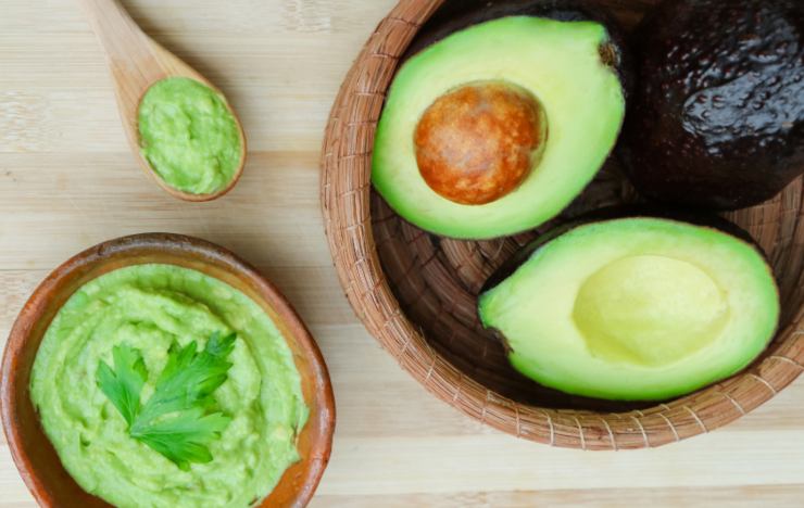 pesto di avocado e accanto degli avocado