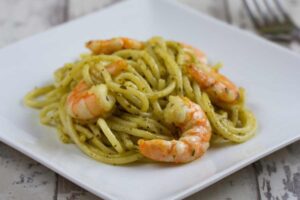 piatto con linguine pesto e gamberetti
