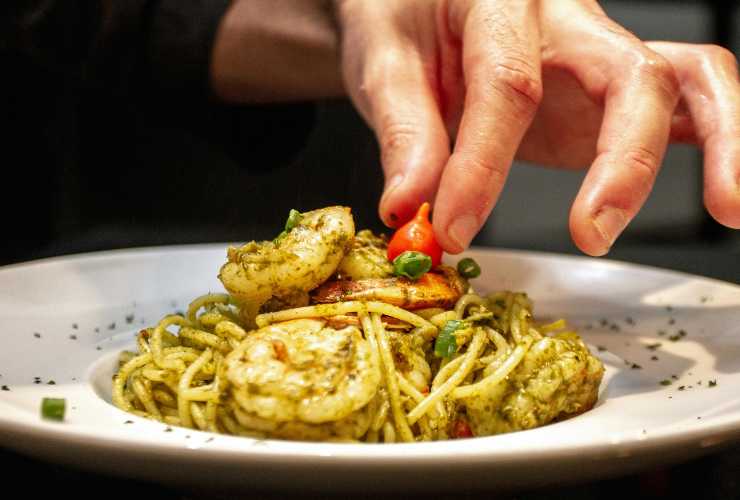 piatto con linguine pesto e gamberetti