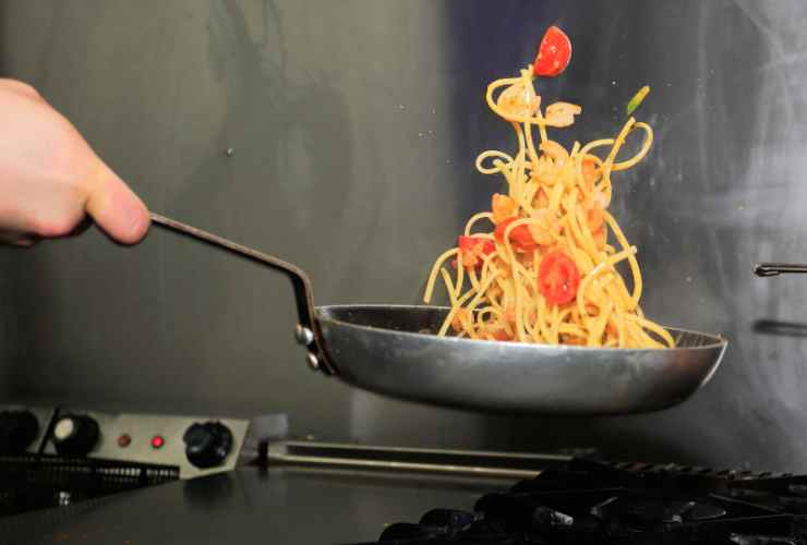 saltare gli spaghetti con i pomodori in padella