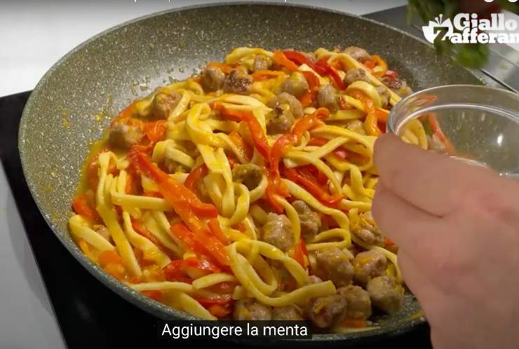 preparazione degli scialatelli con peperoni e salsiccia