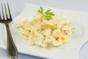 farfalle in bianco con sopra una foglia di prezzemolo
