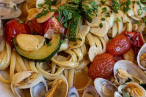 linguine zucchine, vongole e pomodorini