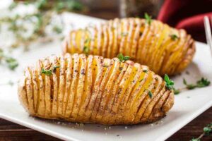 due patate Hasselback nel piatto