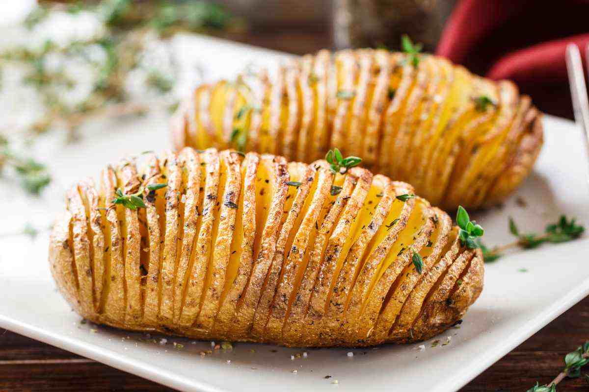 due patate Hasselback nel piatto