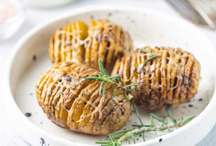 tre patate patate Hasselback nel piatto
