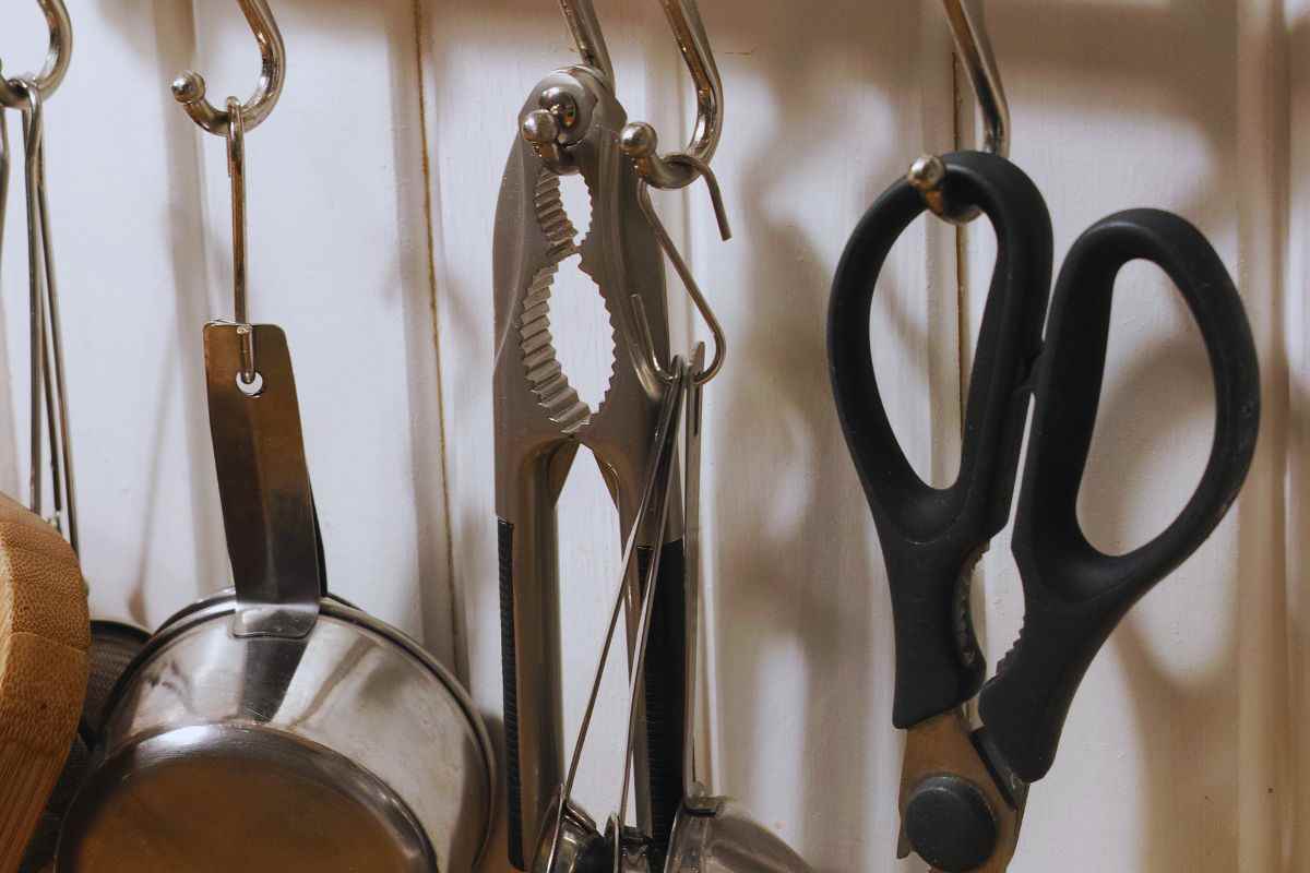 forbici, colino e schiaccianoci