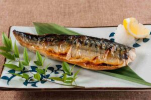 uno sgombro grigliato nel piatto