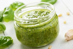 Barattolo di vetro con pesto