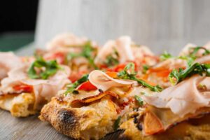 Pinse con mortadella, pomodorine ed erbe aromatiche