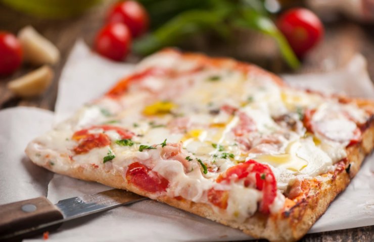 trancio di pizza con pomodoro e mozzarella
