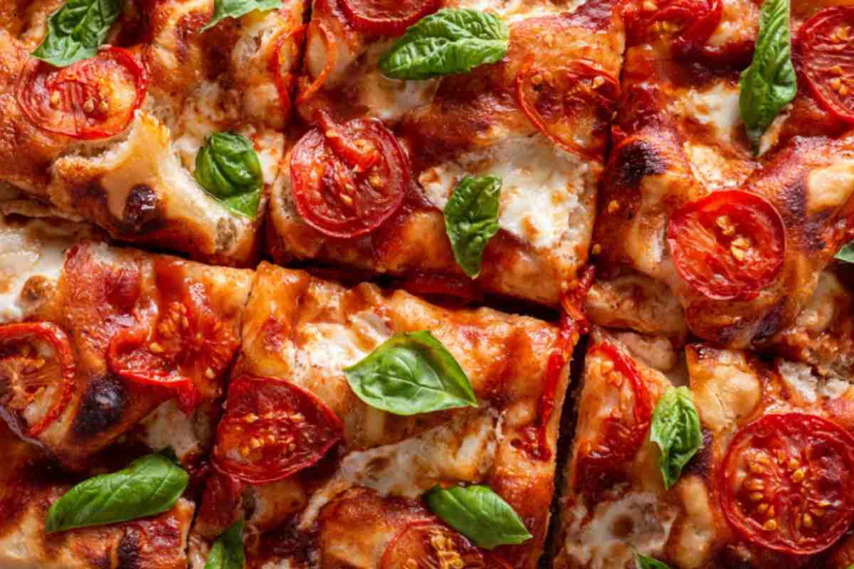 pizza con pomodoro mozzarella e basilico