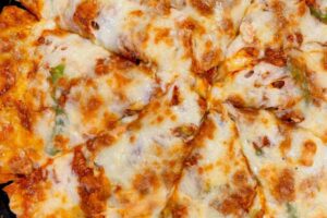 primo piano di pizza con pomodoro e mozzarella