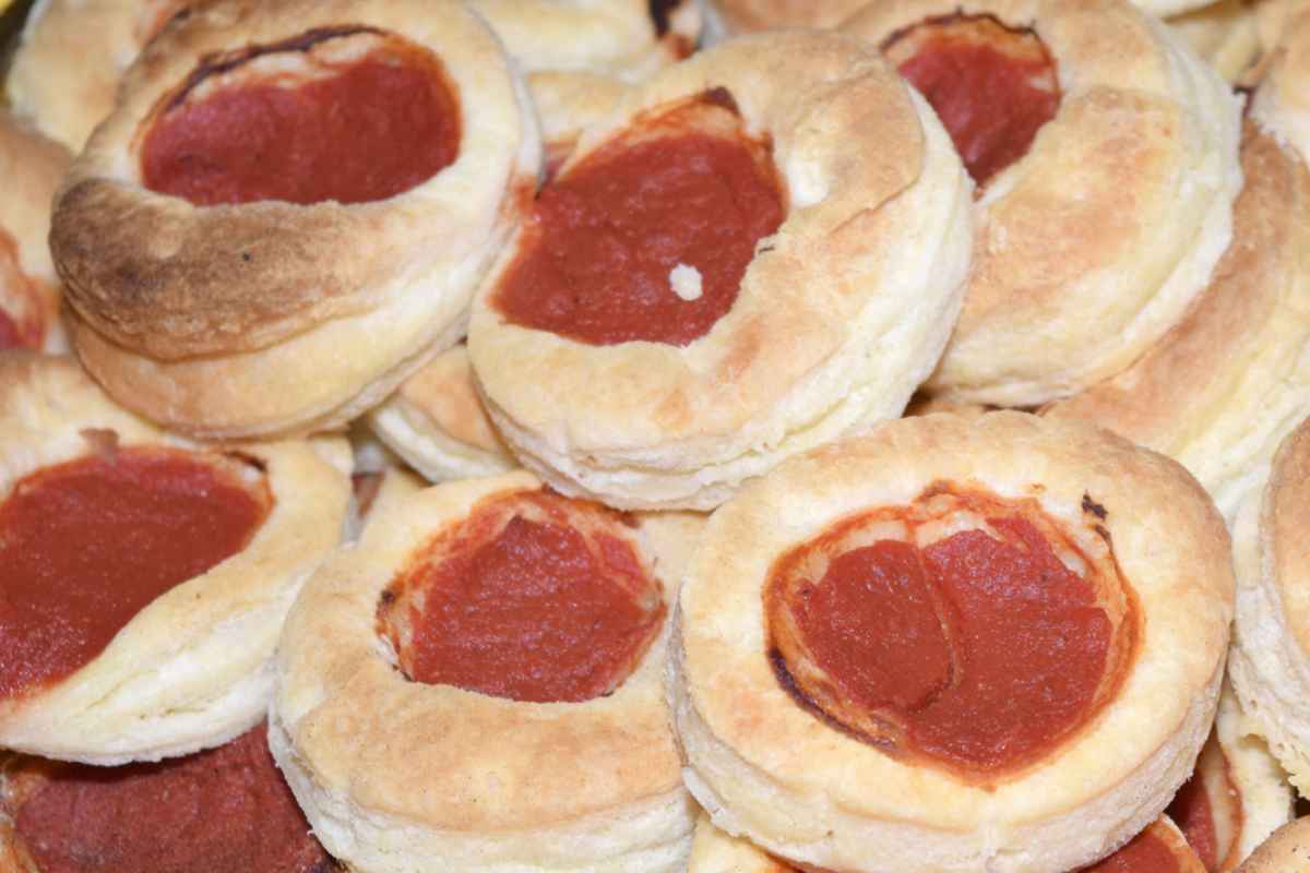 Pizzette rosse sparse